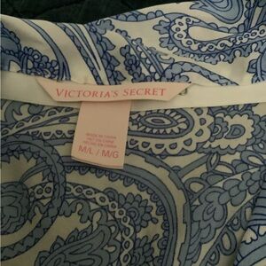 Victoria's Secret Blue and White Paisley Short Robe